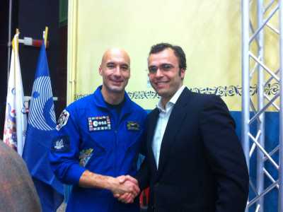 L'astronauta Luca Parmitano stringe la mano al barese Raffaele Tiberino che ha fatto preparare per lui ricette siciliane da gustare in orbita